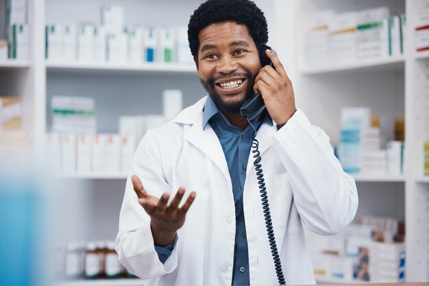farmaceutico-hombre-negro-o-llamada-telefonica-ayuda-al-paciente-consulta-al-cliente-o-servicio-medicina-telesalud-farmacia-sonrisa-feliz-o-hablando-trabajador-farmacia-telefono-asesoramiento-sobre-producto